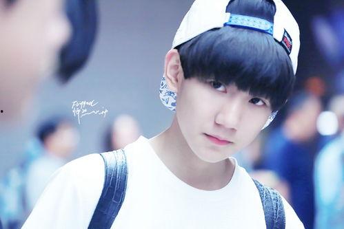 娱乐吃瓜社王源,娱乐圈的甜蜜瓜果，揭秘他的成长与蜕变